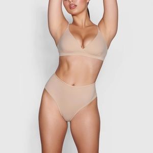 SKIMS Fits Everybody Crossover Bralette in cream